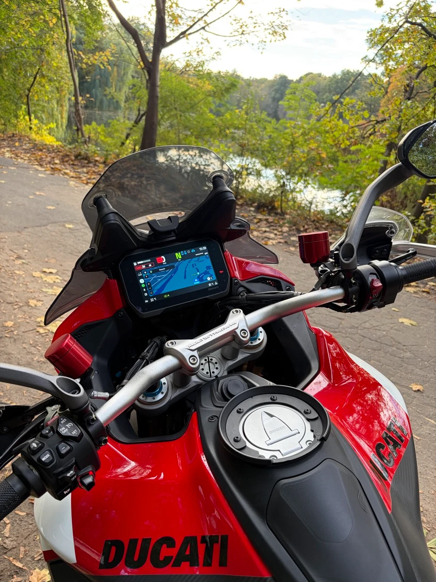 Écran d’origine de la Multistrada affichant Google Maps dans Android Auto